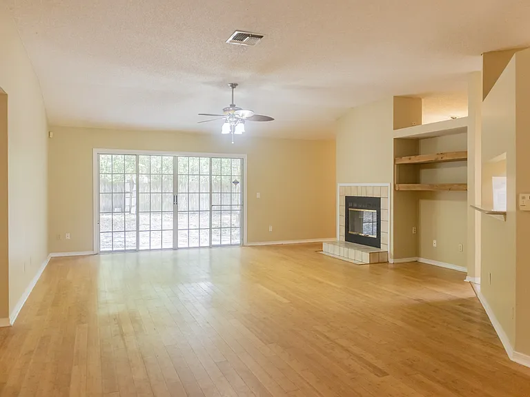 8066 Dickie Dr — Photo 4