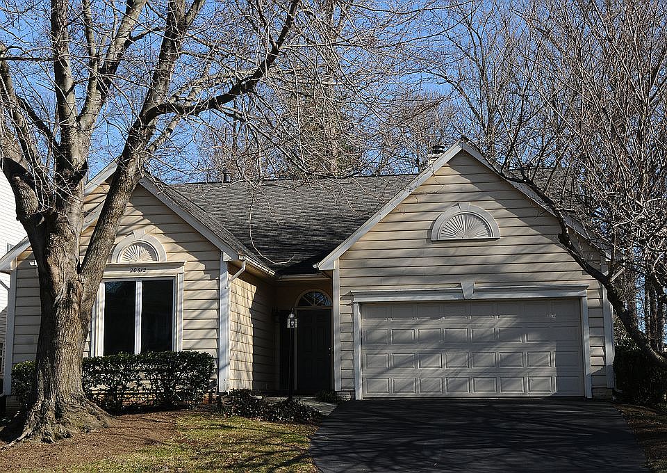 Main level living on treed l