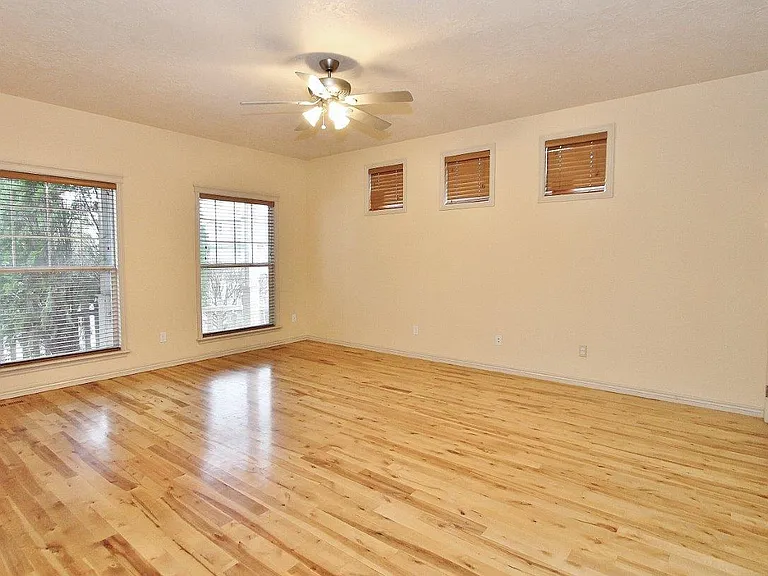 385 W Hale St — Photo 4