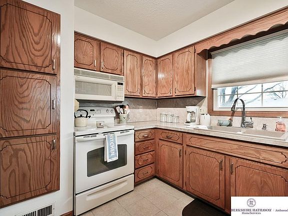 4th image of 15109 Robin Cir