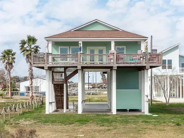 2110 Seahorse Ln, Crystal Beach, TX 77650