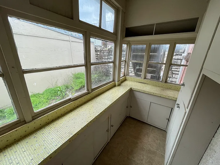 3344 Wyandotte St — Photo 11