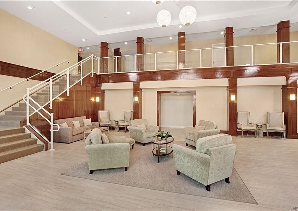 2nd image of 10 Byron Pl #207
