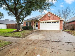 2725 Oak Hollow Dr, Grand Prairie, TX 75052