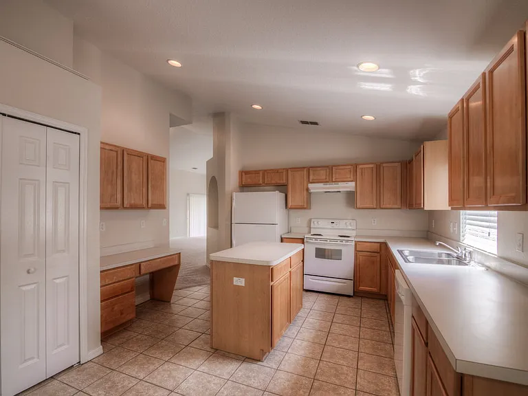 4612 Woodford Dr — Photo 5