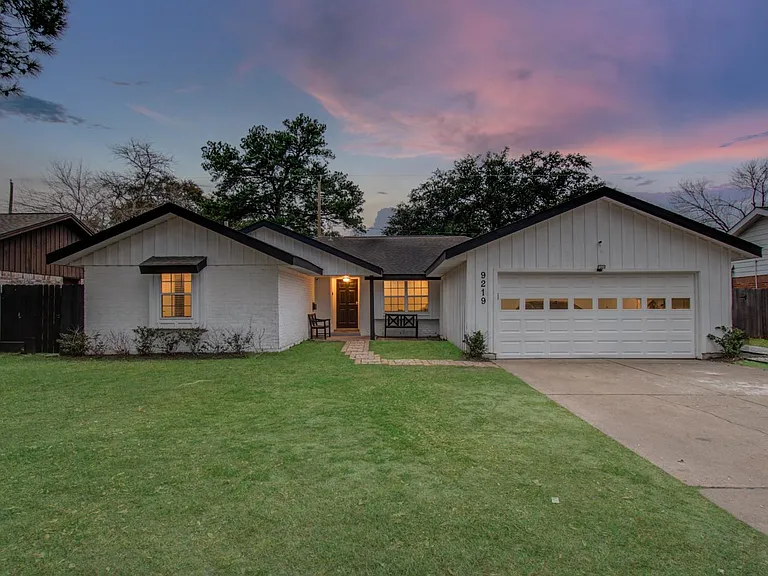 9219 Kempwood Dr — Photo 27