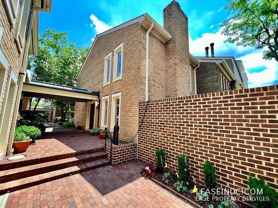 Building Photo - 4333 Embassy Park Dr NW