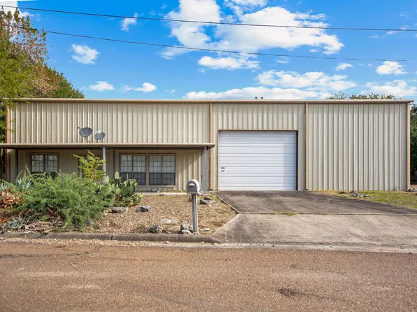 1800 Oak Dr, Port Lavaca, TX 77979
