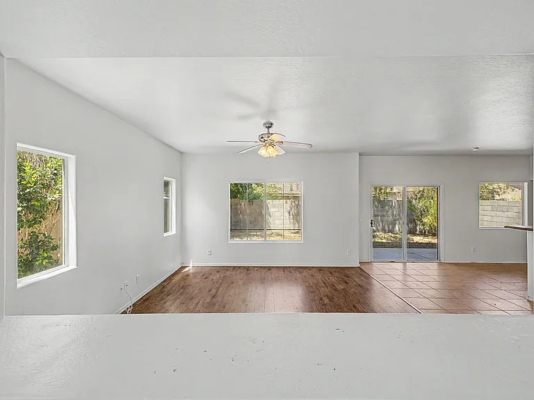 542 E Bartlett Way — Photo 7