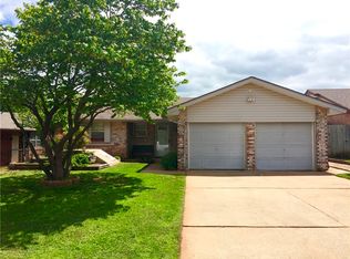 1016 NW 25th St, Moore, OK 73160