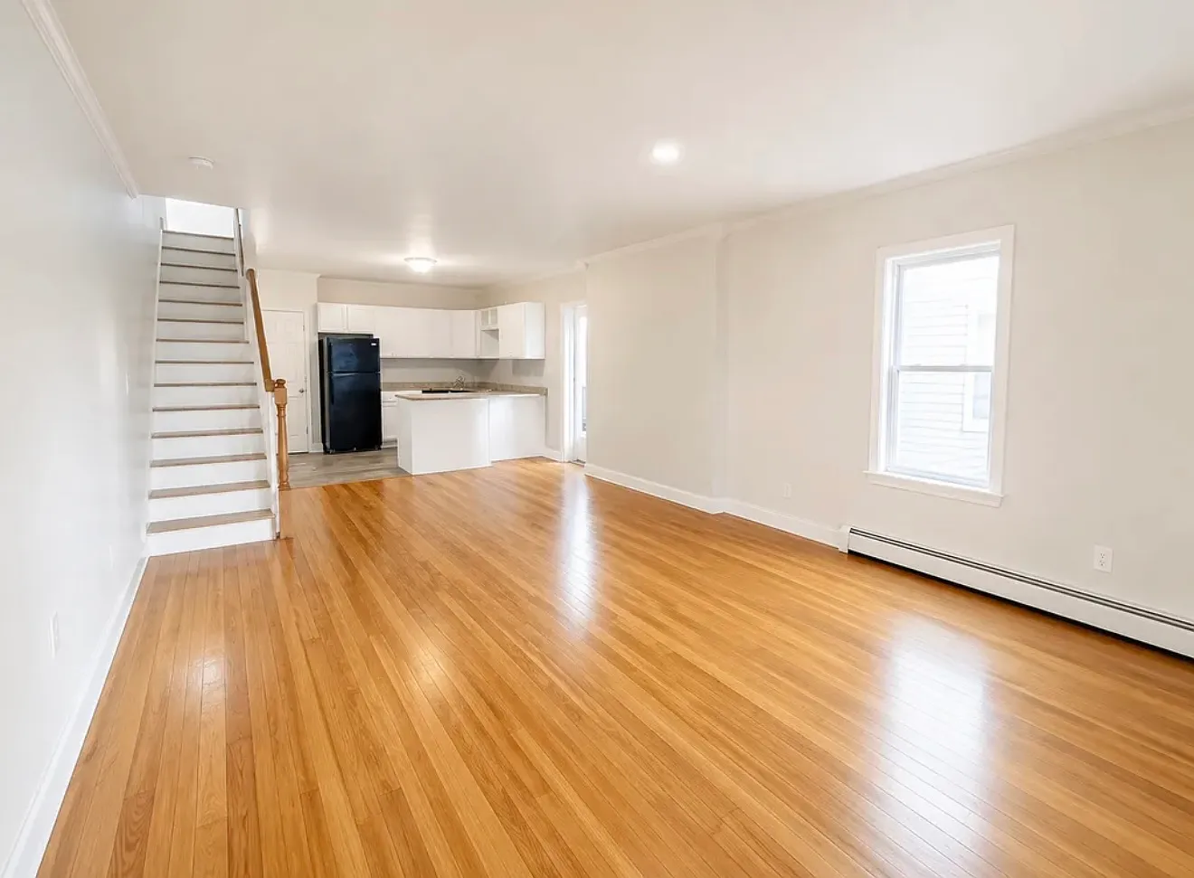 5 bed, 1.5 bath, 1726 sqft, $2,000 — Photo 2