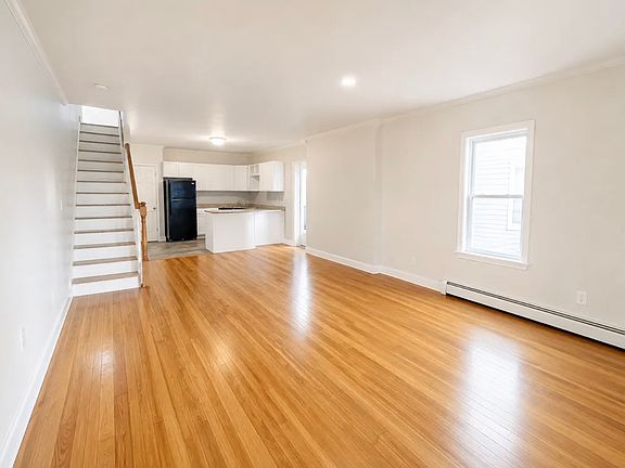 2nd image of 916 W Allen St