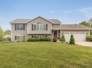 8758 Woodwren Dr, West Olive, MI 49460