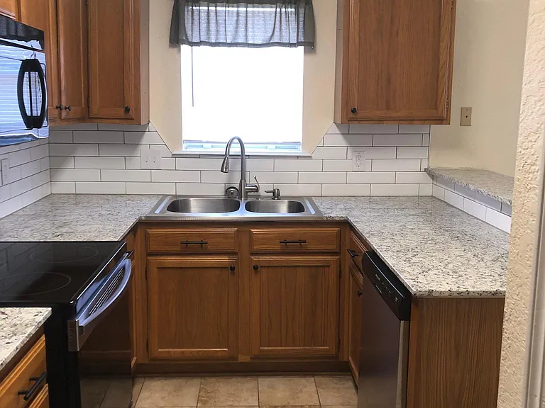 1315 Laurel Ln — Photo 4