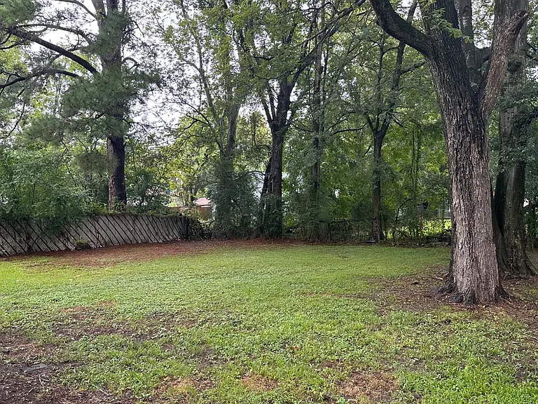 637 Baker St — Photo 10