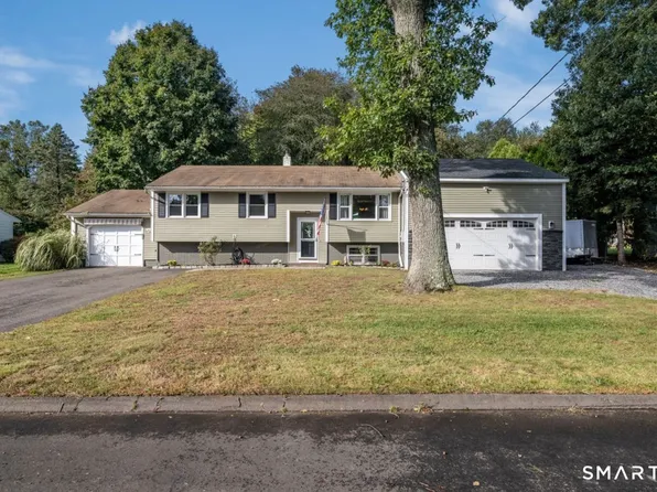 15 Carriage Drive, Clinton, CT 06413