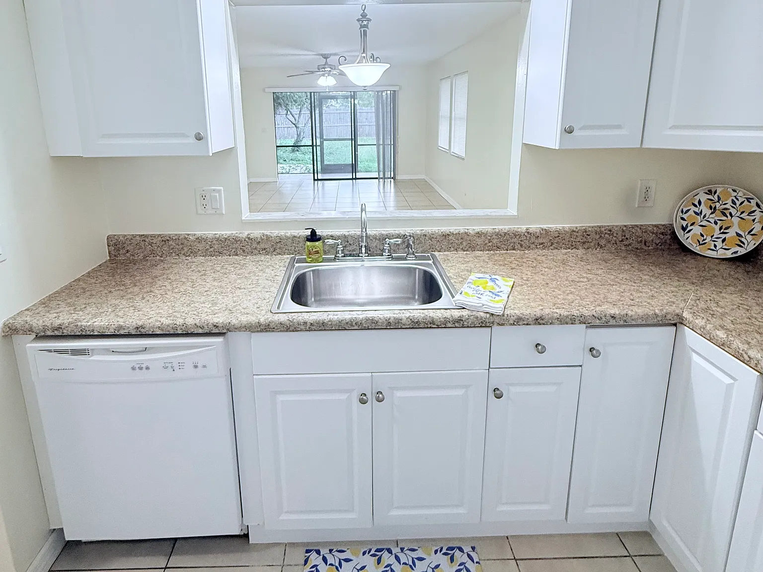 2 bed, 1010 sqft, $1,400 — Photo 2