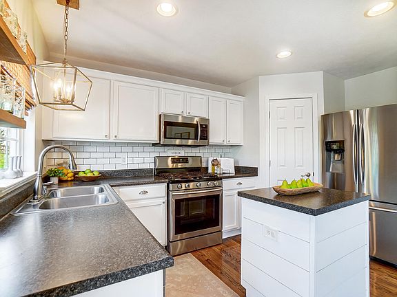 3rd image of 580 Panzeretta Dr
