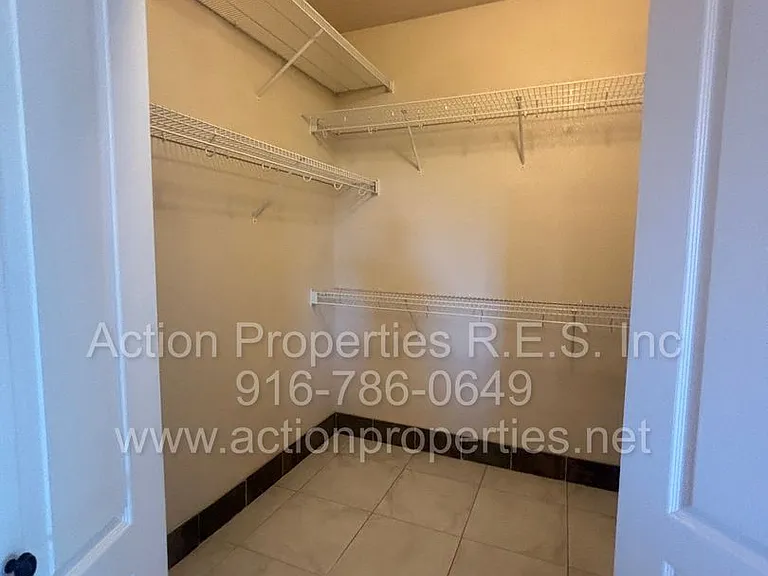 4726 Abbey Hl — Photo 34