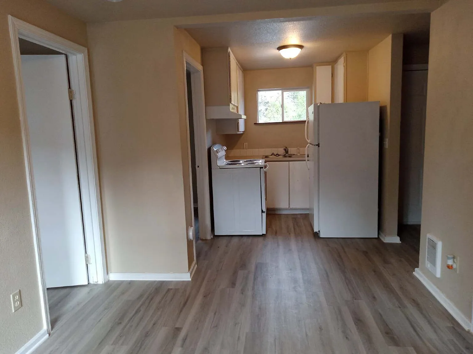 3 bed, 1.0 bath, 900 sqft, $1,100 — Photo 3