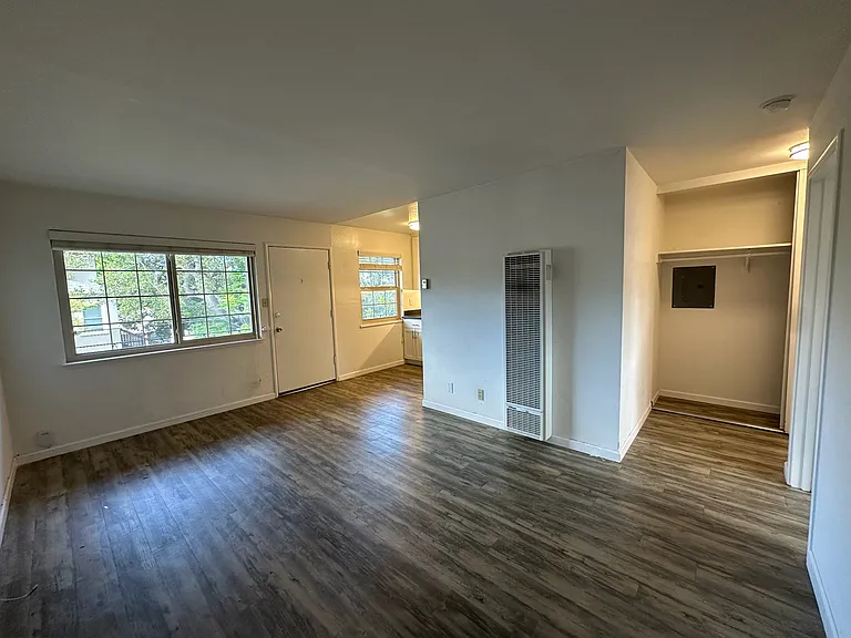 5445 Broadway #7 — Photo 8