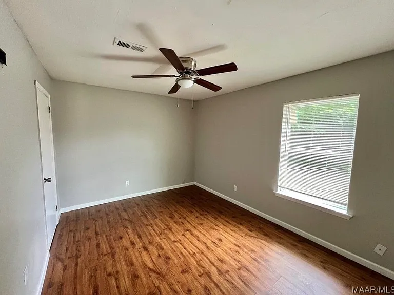 429 Edward St — Photo 8