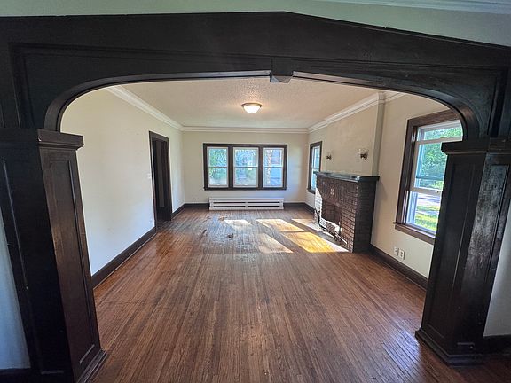 3rd image of 922 Queen Ave N #1