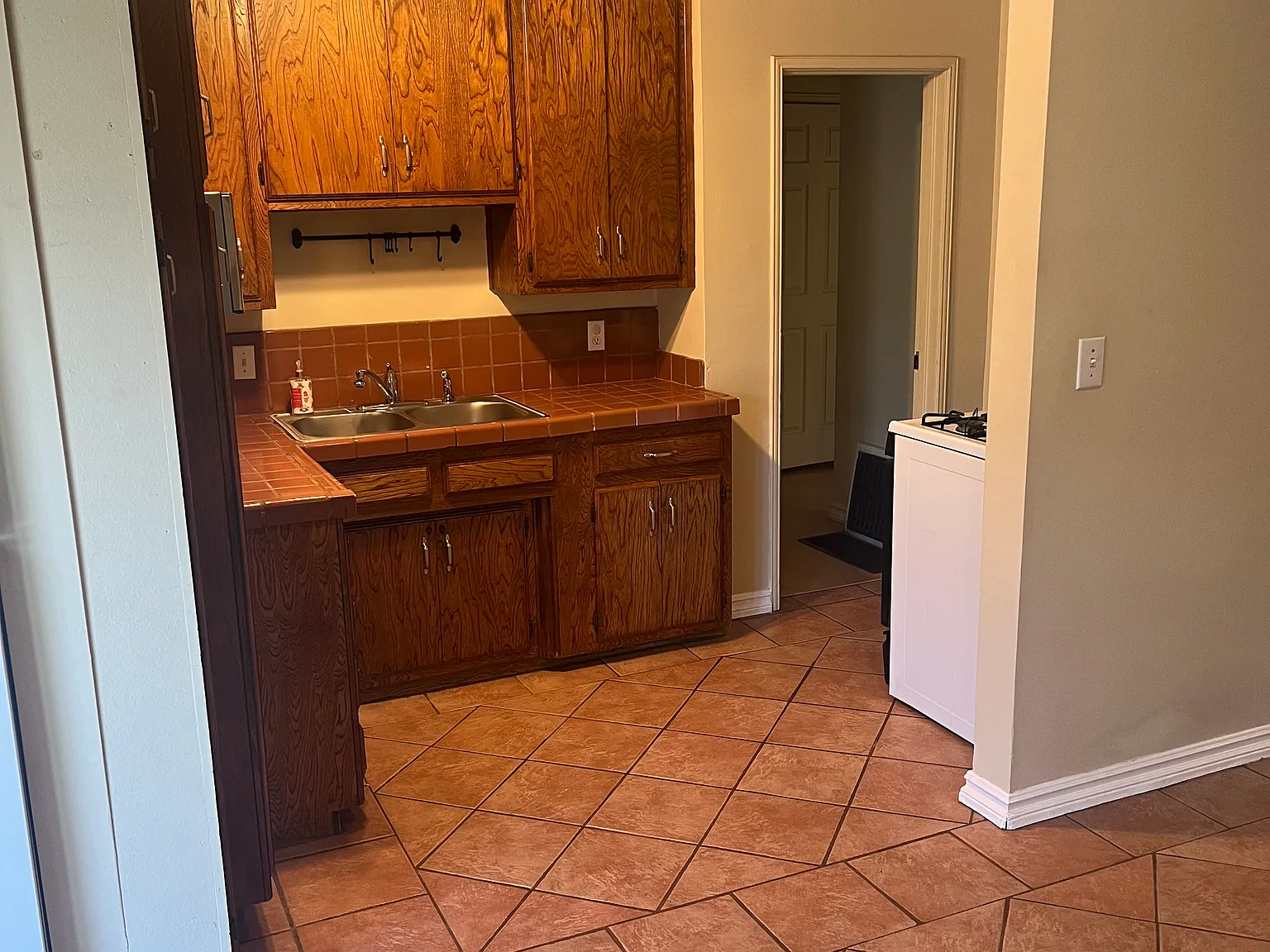 3 bed, 1680 sqft, $4,550 — Photo 2