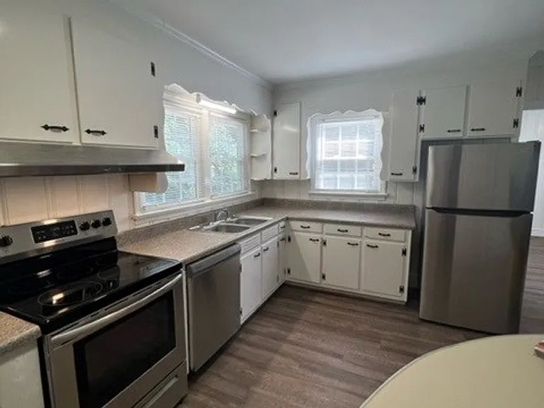 3 Bedroom 1.5 Bath Home Family Room, Living Room and Dining Room! - Eastside of Greenville — Photo 3