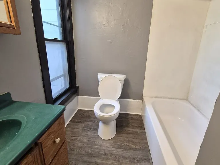 626 W 2nd St #1 — Photo 6