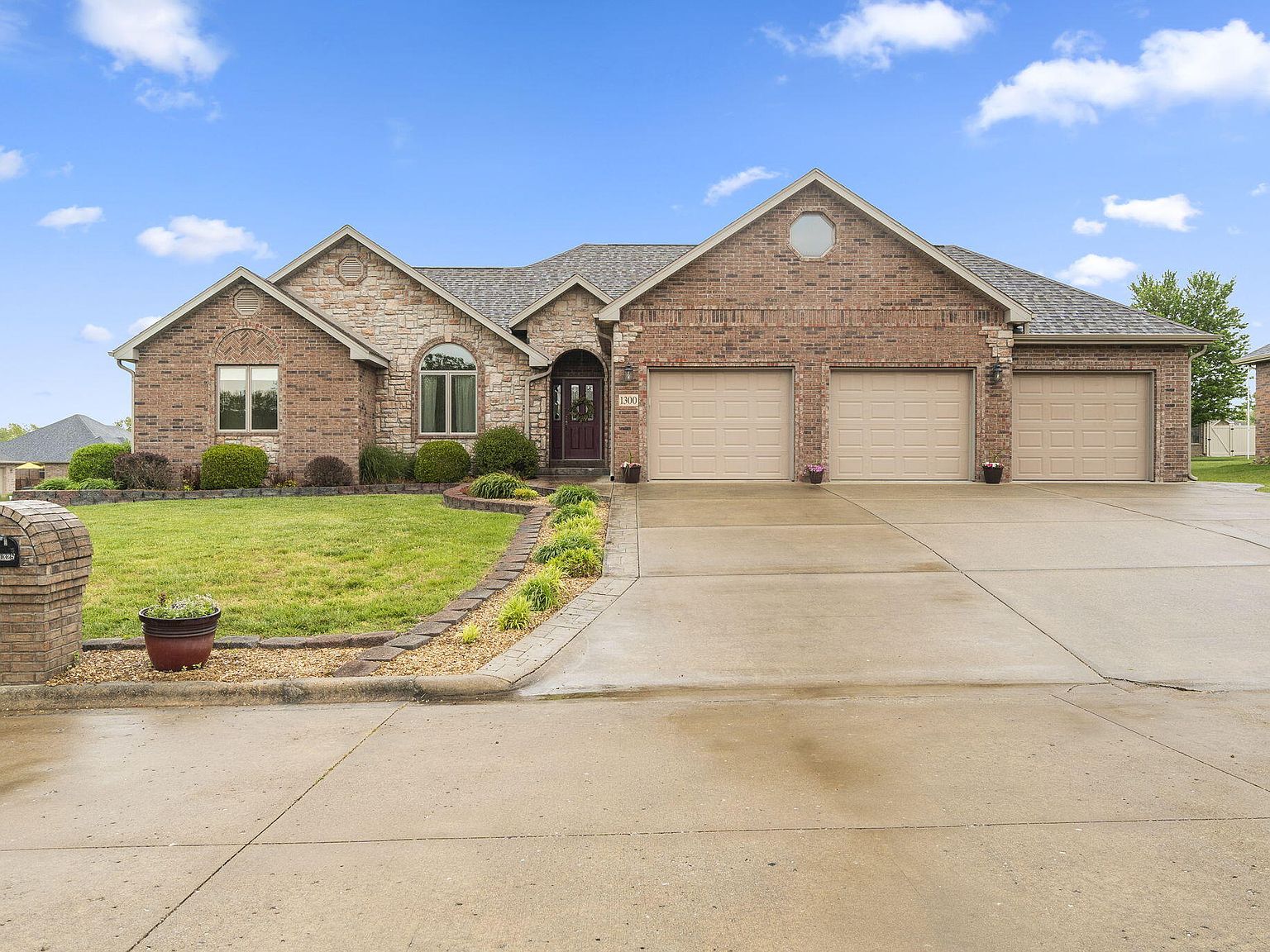 1300 South Hedgewood Drive, Bolivar, MO 65613 Zillow
