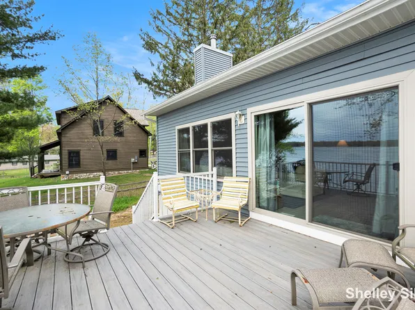 2496 Wolf Lake Dr, Baldwin, MI 49304