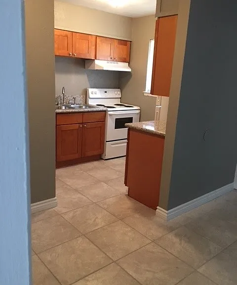Western Oaks Apartments — Photo 12