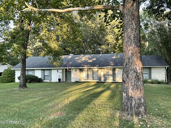 3rd image of 204 Edgewood Dr