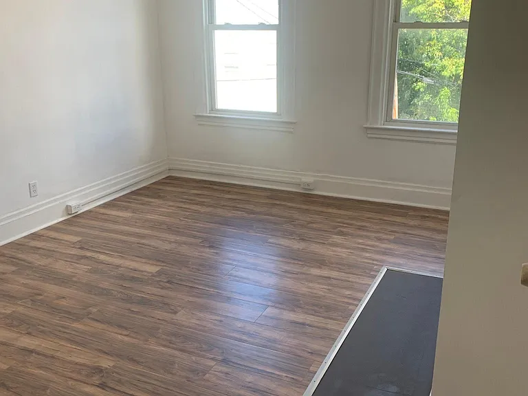 1231 Dickson St — Photo 8