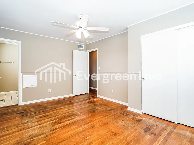 2644 Queensway Dr — Photo 10