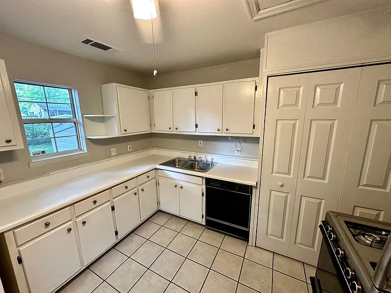 1213 Concord Ave — Photo 6