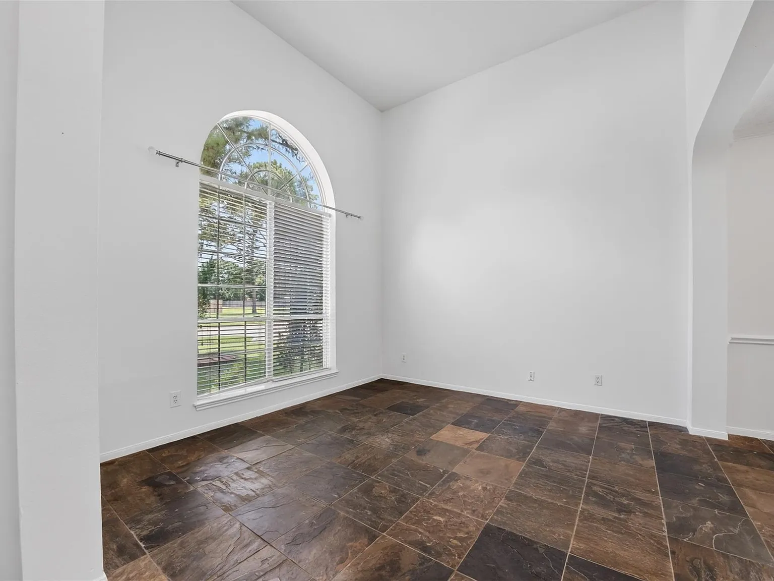 3 bed, 2.5 bath, 2552 sqft, $2,299 — Photo 4