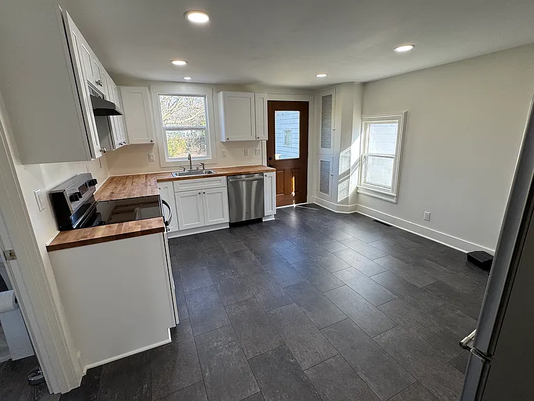 238 Pleasant St — Photo 5