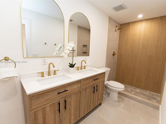 5th image of 9820 Jamaica Dr