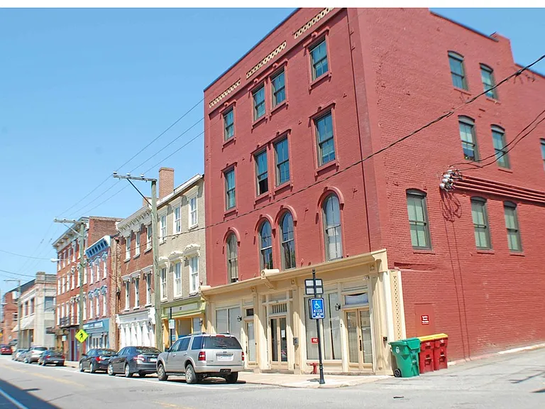 Plaza at Bank Street — Photo 31
