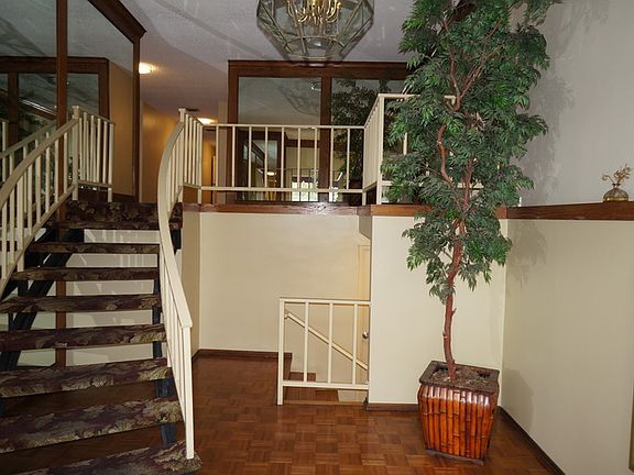 2nd image of 5343 Yarmouth Ave Unit 105