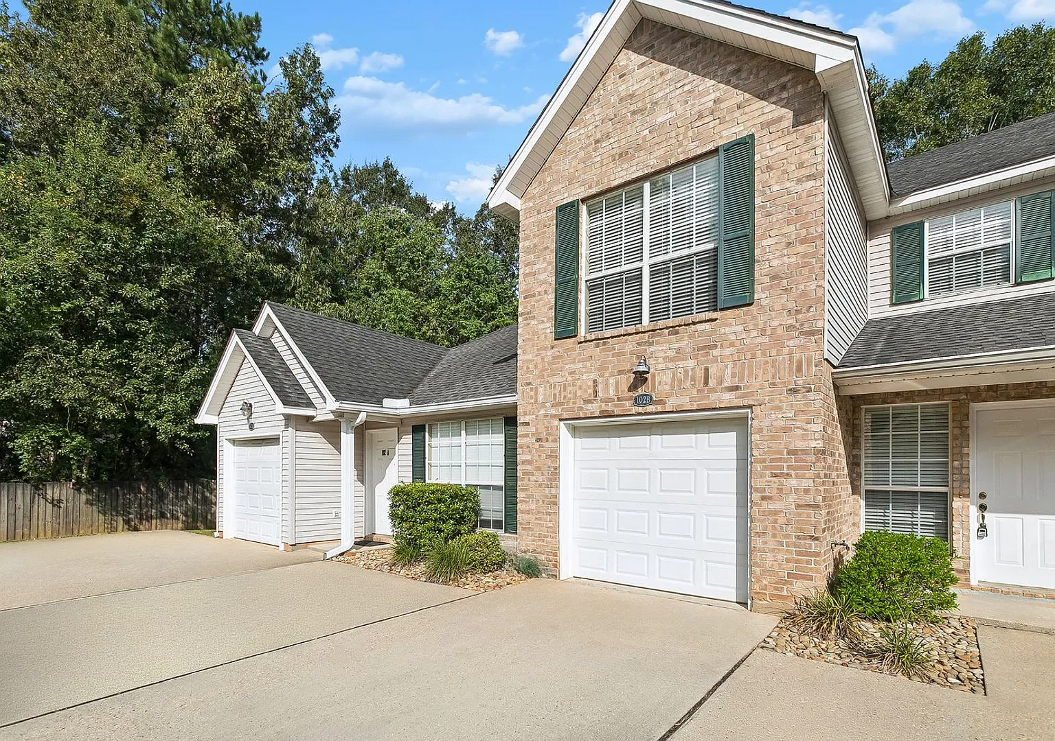 3BR/2.5BA Townhome Garage + Backyard Great Schools — Photo 1
