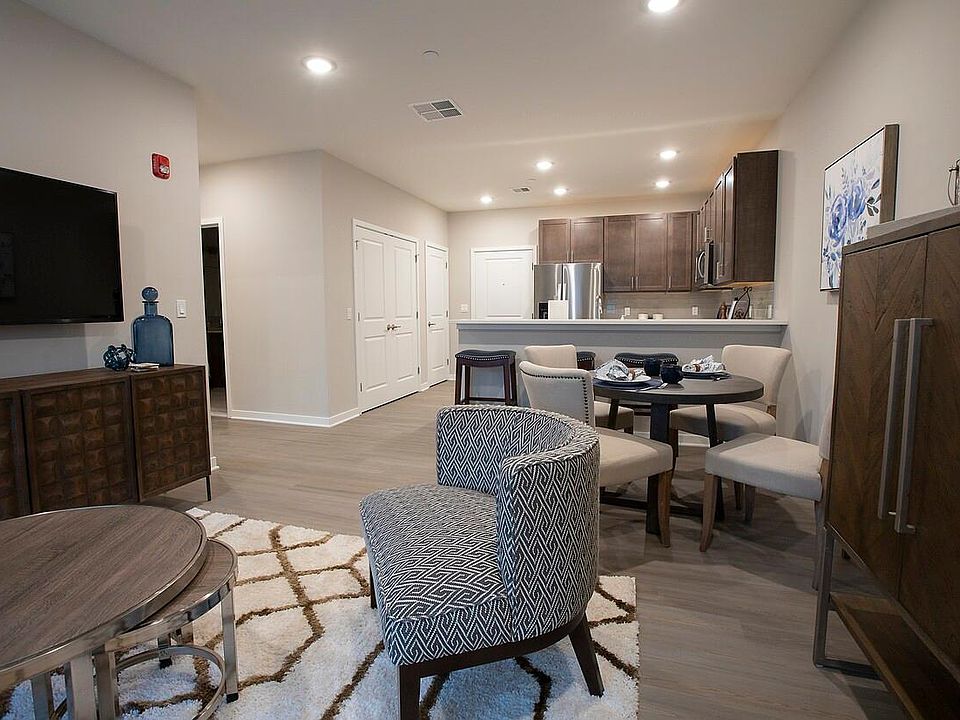 1st image of 8 Kingsbridge Dr #112