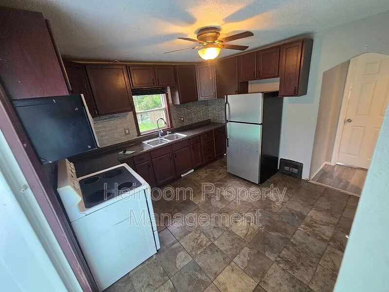 3 bed, 1.0 bath, 1160 sqft, $1,800 — Photo 4
