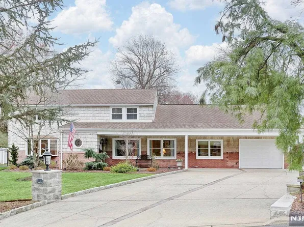 4 Roberts Rd, Montvale, NJ 07645