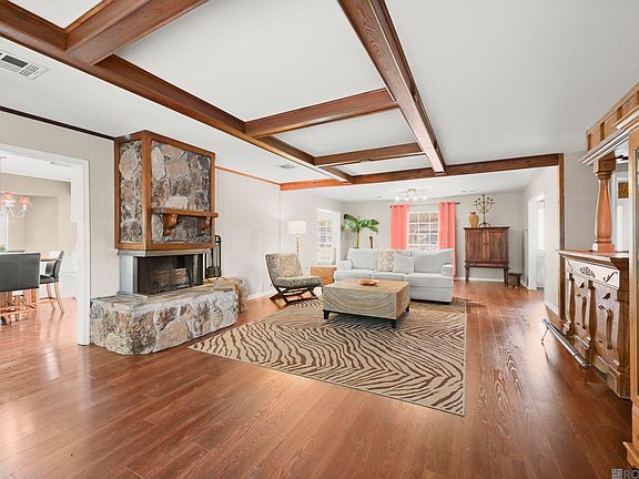 3rd image of 886 Hedgewood Dr