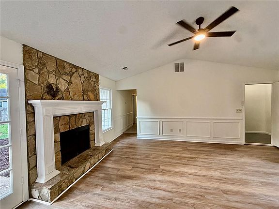 4th image of 2060 Darrel Ln
