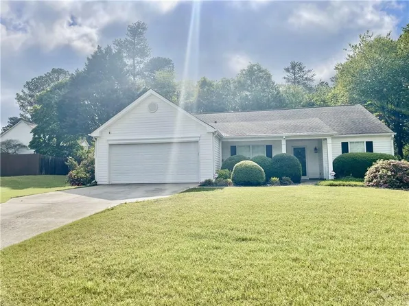 431 Crested View Dr, Loganville, GA 30052