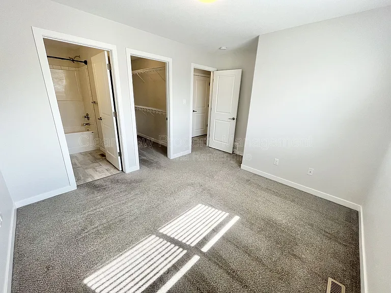 98 Sunridge Blvd W #UPPER LEVEL — Photo 10